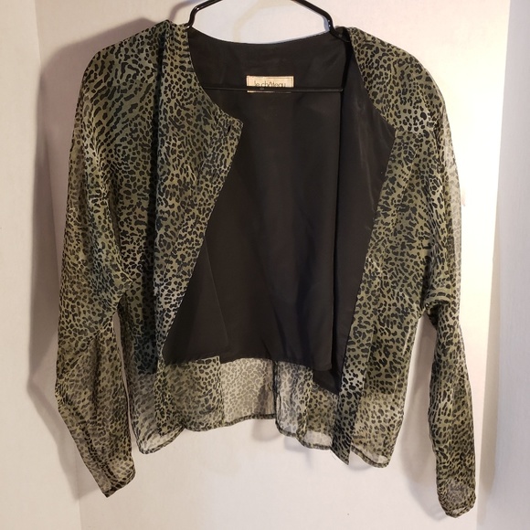 Shear leopard print top with undershirt - Picture 2 of 3